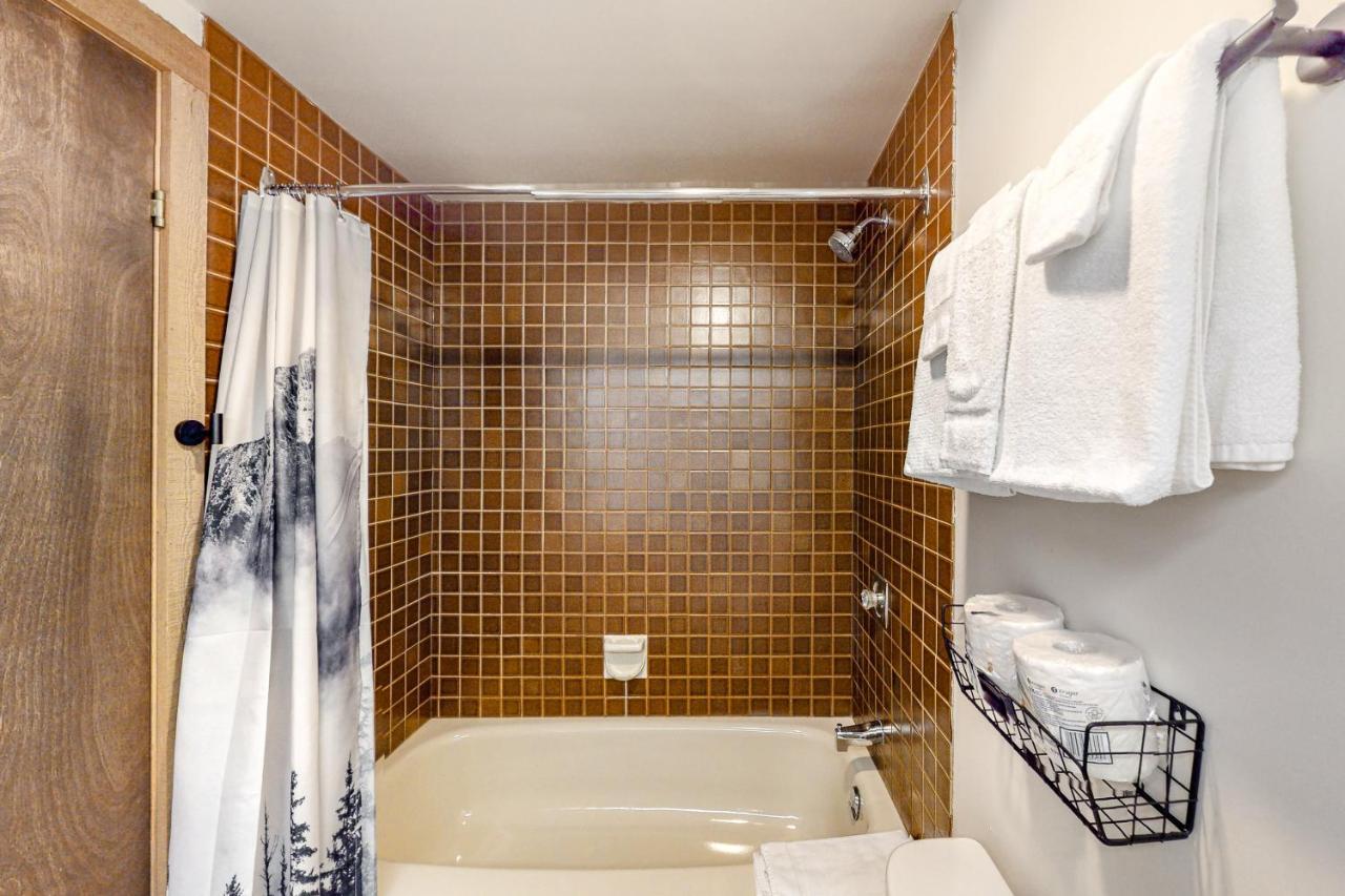 Moguls 813 Hotel Big White Ski Resort Bagian luar foto